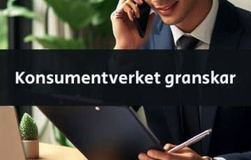 Bild på en telefonförsäljare som håller i ett säljmanus. På bilden står texten "Konsumentverket granskar"