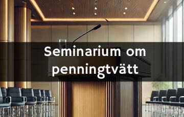 Ett podium med mikrofon i ett modernt konferensrum, omgiven av tomma stolsrader. Texten 'Seminarium om penningtvätt' är placerad över bilden